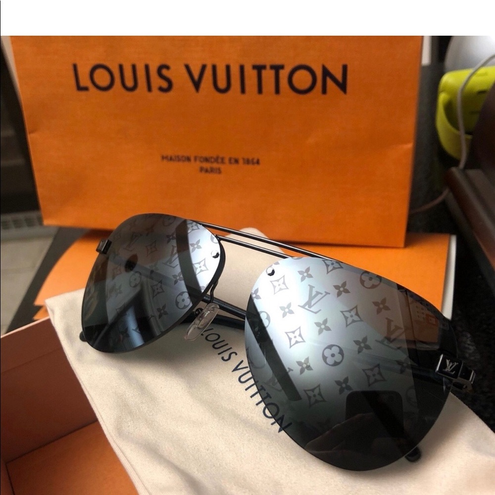 Louis Vuitton Clockwise Black